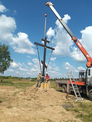 На въезде в село Введенье освятили поклонный крест